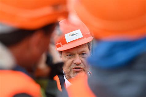 Habeck Mehr Entschlossenheit Und Tempo Beim Stromnetzausbau