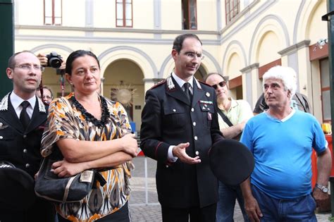 Napoli Il Colonnello Dei Carabinieri Si Toglie Il Cappello Per Davide