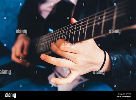 Detalle De Los Dedos De Un Guitarrista Tocando Un Acorde En La Guitarra