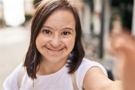 Mujer Con S Ndrome De Down Sonriendo Confiada Haciendo Selfie Junto A