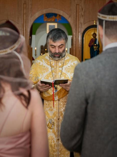 Prêtre Orthodoxe Géorgien Lors D une Cérémonie De Mariage Dans Une