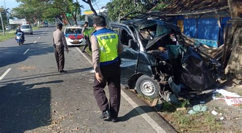 Diduga Ngantuk Sopir Mobil Pick Up Tabrak Pohon Dan Meninggal Di TKP