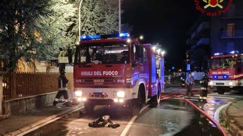 Fiamme In Un Appartamento A Cene Evacuato Un Condominio Le Foto