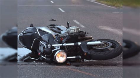 Camioneta Embiste A Motociclista En Par Cuaro Michoac N