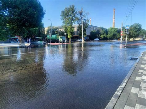 В Юнусабадском районе Ташкента из за разрыва трубы затопило дворы и