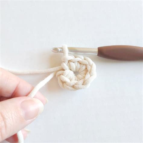 How to Crochet a Magic Circle (Photo Tutorial + Video) - Easy Crochet ...