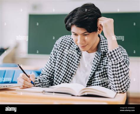 Asian College Student Studying Hi Res Stock Photography And Images Alamy