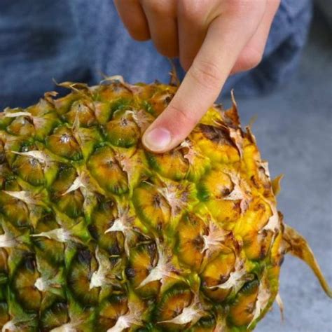 How To Tell If A Pineapple Is Ripe Easy Ways How To Ripen A