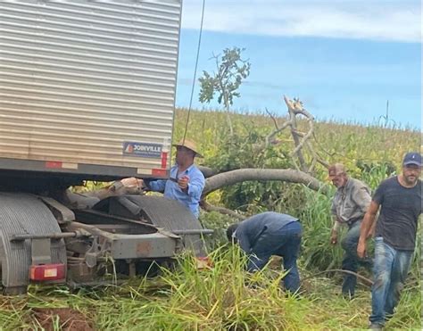 Efeito Canivete Carreta Sai Fora Da Pista Na Br Acidente N O