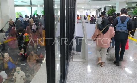 PENUMPANG TRANSIT STASIUN MANGGARAI ANTARA Foto