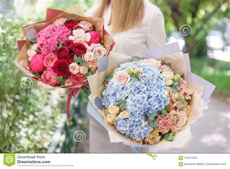 Ramo Hermoso Del Verano Dos Arreglo Con Las Flores De La Mezcla Chica