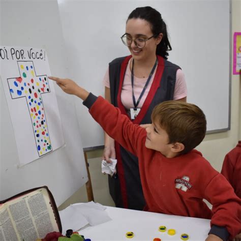 Estudantes celebram a Ressureição de Jesus partilha de alimentos e