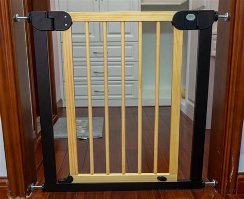 Wholesale Child Barrier Wooden Baby Safety Gate With En Test Pet Door