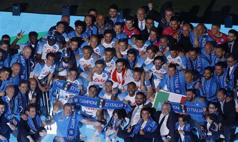 Napoli FESTA SCUDETTO AL MARADONA Show De Laurentiis Starace