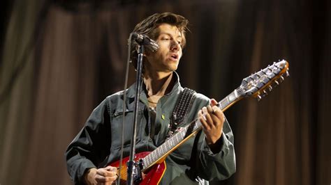 Alex Turner vocalista de los Arctic Monkeys cantó en la boda de uno