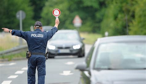 A Bei M Nchberg Fahrerin Zeigt Zivilpolizei Den Stinkefinger