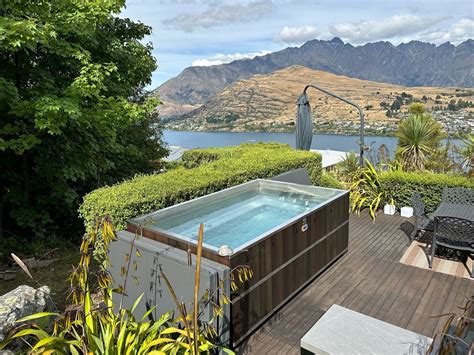 Luxury Lake View Retreat with Hot Tub - Home Rental in Queenstown