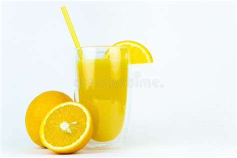 Vidro De Suco De Laranja E Laranja Fresco Em Fundo Branco Sumo De