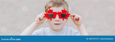 Kleine Blonde Blanke Jongen Met Een Grappige Canadese Zonnebril Met