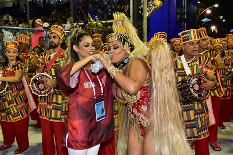 Fotos Lexa ajuda a mãe em sua estreia como rainha de bateria na Unidos