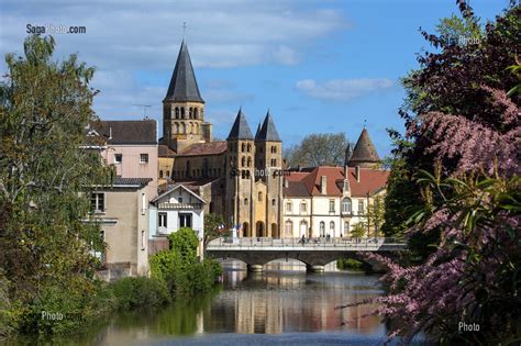 Photo De LES BORDS DE LA BOURBINCE AVEC LA BASILIQUE DU SACRE COEUR EN