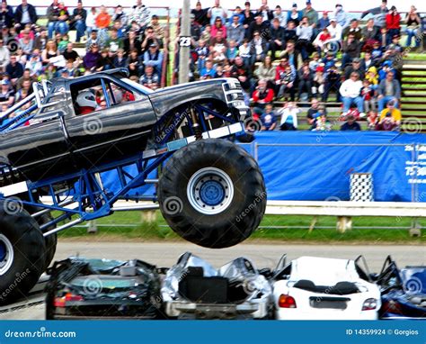 Salto Del Carro De Monstruo Foto De Archivo Imagen De Alto Coches