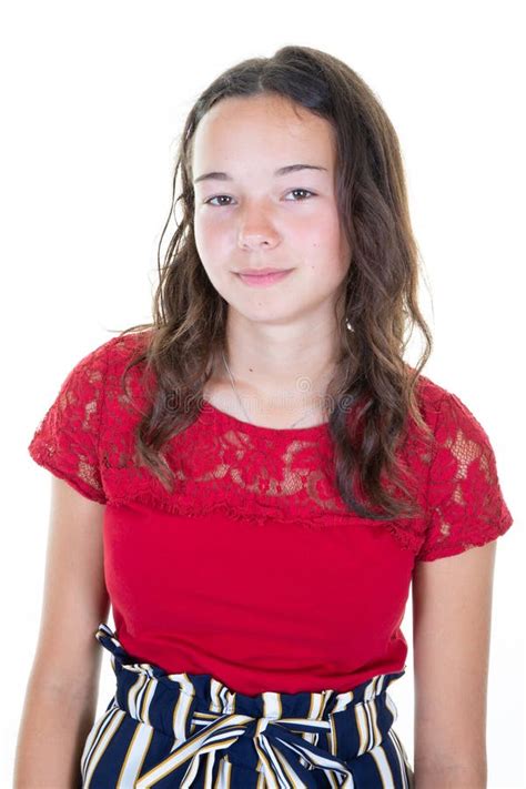 Jolie Jeune Fille Brunette Aux Cheveux Minuscules Sur Fond Blanc Photo