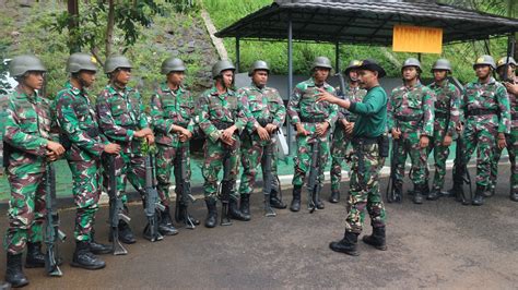 TEMBAK TEMPUR DEFENSIF JADI MATERI UNPD PRAJURIT YONIF 6 MARINIR