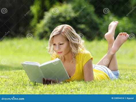 Fille Lisant Le Livre Belle Jeune Femme Blonde Avec Le Livre Se