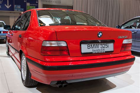 Foto BMW 325i Modell E36 6 Zylinder Reihenmotor mit 192 PS vergrößert