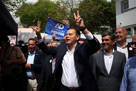 Portuguese centre-right in lead before election but short of majority