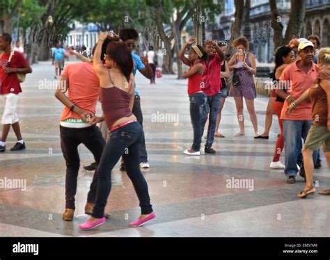 Cuba salsa dance hi-res stock photography and images - Alamy