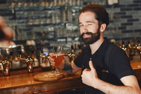 Hombre Con Bigote Y Barba Se Encuentra En El Bar Y Bebe Alcohol De Un