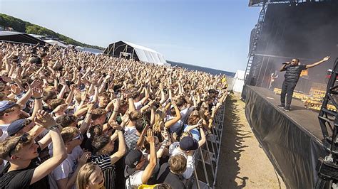 Der er fyldt med mænd på de midt og vestjyske festivalscener TV MIDTVEST