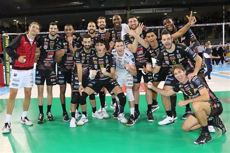 Pallavolo La Cucine Lube Da Urlo Videx Sola In Vetta Notizie Sport