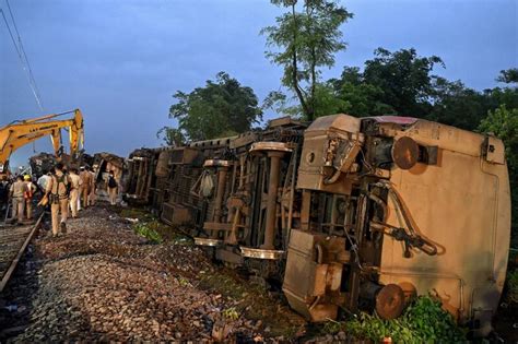 印度東部火車相撞事故 車廂騰空飛起釀15死54傷 國際 自由時報電子報