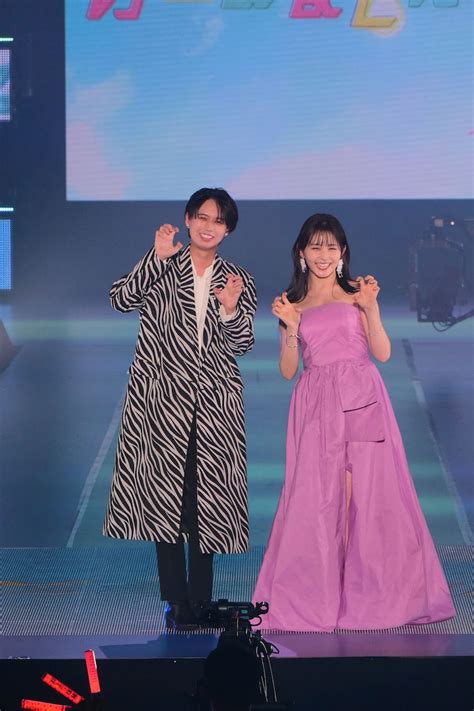 「rakuten Girlsaward 2023 Spring Summer」に登場した井上瑞稀（左）と久間田琳加（右）。 「おとななじみ