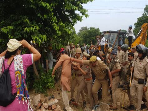 After Ruckus Pushing And Stone Pelting Agra Police Chased And Beat Up Satsangis आगरा में बवाल