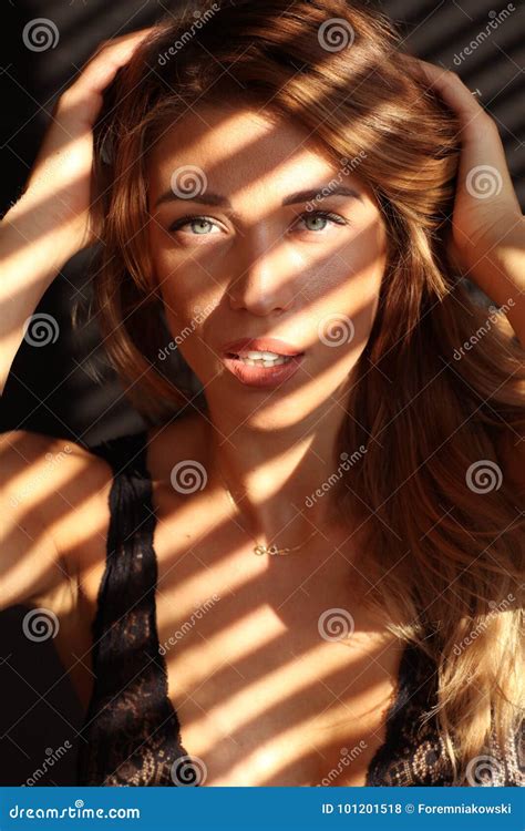 La Fille Parfaite Pose Dans La Lingerie Photo stock Image du mariée