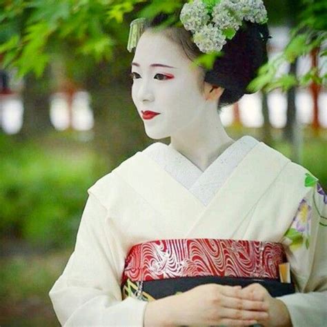 A Geisha Woman Dressed In Traditional Japanese Clothing