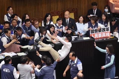 台立院審國會改革爆激烈衝突 4綠委1藍委送醫 台灣即時 台灣 世界新聞網