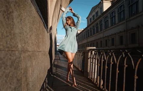 Обои girl sky dress beautiful clouds model women brunette на телефон и рабочий стол