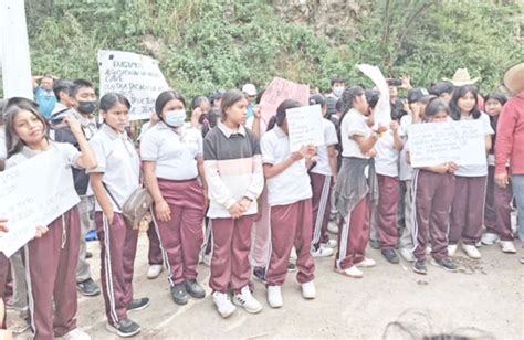 Bloquean Maestros Y Padres La Carretera En Tlapa Exigen Claves E