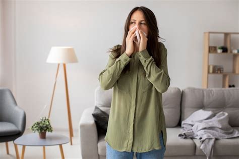 Vista Frontal Mujer Que Sufre De Alergia Foto Gratis