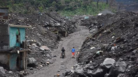 Guatemala Experts Warn Of Dangers Over Volcano Tourism Bbc News