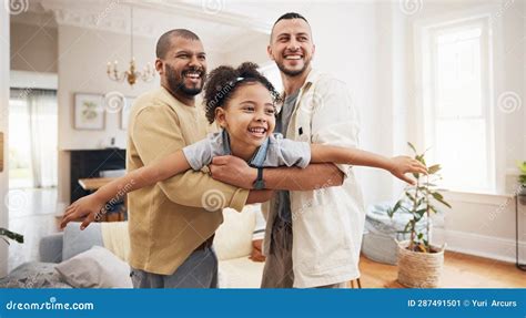 Gay Parents Fille Et Jouer Comme Avion à La Maison Ou Tenir Enfant Comme Avion Levant Ou Volant