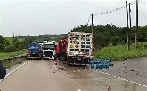 Homem morre após colisão de caminhões carregados botijões de gás e