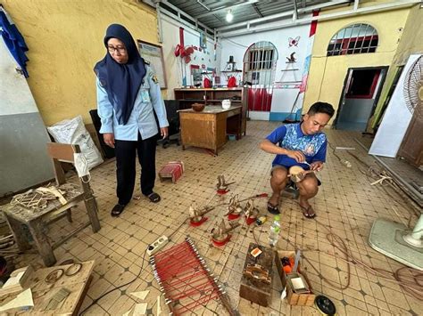 Warga Binaan Rutan Selayar Kreatif Ubah Limbah Batok Kelapa Jadi