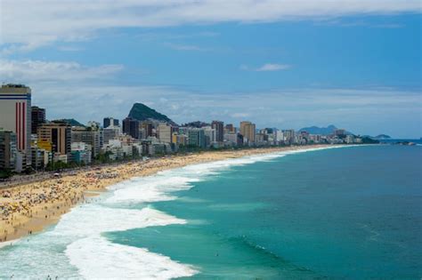 Vista Aérea Da Praia Do Leblon No Rio De Janeiro No Verão Cheio De