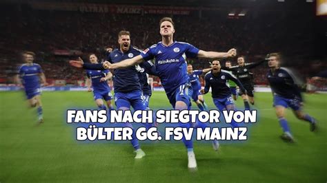 Fans nach Siegtor von Bülter gg Mainz Schalke Spieler gehen vor der